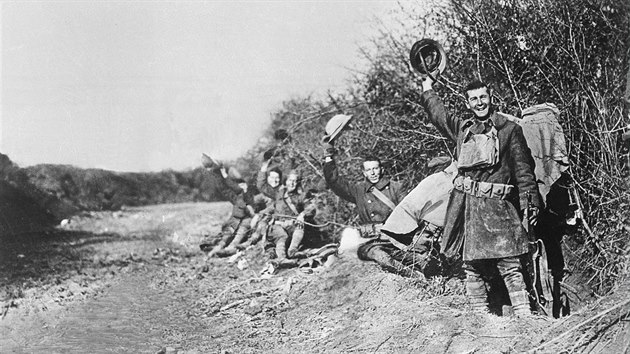 Amerití vojáci slaví konec první svtové války na archivním snímku