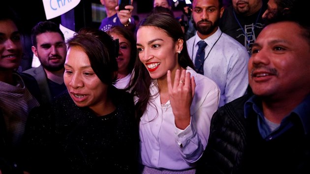 Nejmlad enou v djinch, kter byla zvolena do Snmovny reprezentant, se stala teprve 29let demokratka Alexandria Ocasio-Cortezov. (6. listopadu 2018)