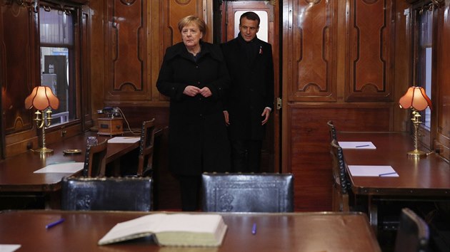 Emmanuel Macron spolu s nmeckou kanclkou Angelou Merkelovou v replice elezninho vozu, kde v Compiegne 11. listopadu 1918 podepsali francouzsk marl Ferdinand Foch a nmeck sttn tajemnk Matthias Erzberger pm. (10. listopadu 2018)