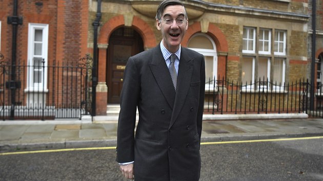 Britsk� konzervativn� poslanec Jacob Rees-Mogg, podporovatel ostr�ho brexitu. V p�tek 16. listopadu 2018 podal ��dost o vysloven� ned�v�ry vl�d� Theresy Mayov�.