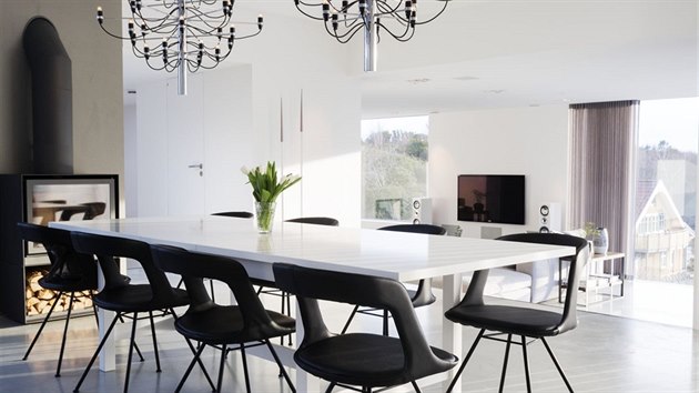 Vybavení interiéru je minimalistické, majitelé dbali zejména na funkčnost a pohodlí.