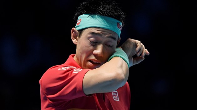 Japonsk tenista Kei Niikori v duelu s Dominicem Thiemem z Rrakouska.