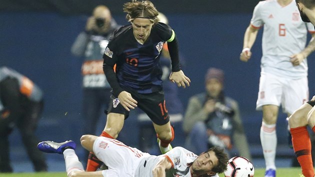 Chorvatsk kapitn Luka Modri sleduje lecho  panla Rodriga.