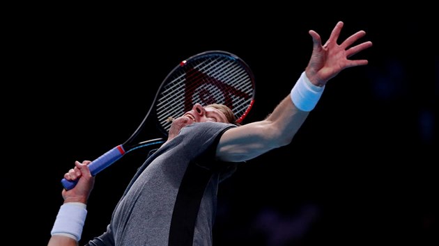 Jihoafrian Kevin Anderson v duelu s Rogerem Federerem ze vcarska.