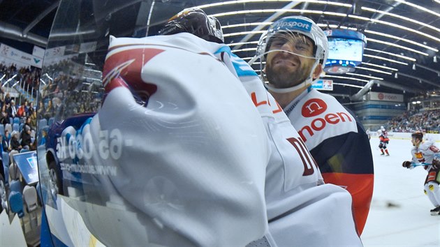 Chomutovsk Luk Vantuch pirazil na mantinel Stevena Delisleho ze Sparty.