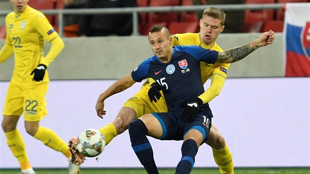 Slovensk fotbalista Adam Zrelk (v poped) v souboji s Mykytou Burdou z Ukrajiny.