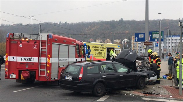Nehoda dvou aut u Trojského mostu. (12.11.2018)