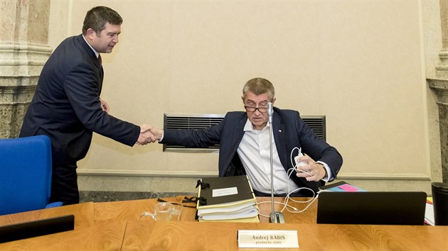 Předseda ČSSD Jan Hamáček a premiér Andrej Babiš na ranním zasedání vlády. Babiš také vysvětloval svůj postoj k novému vývoji v kauze Čapí hnízdo. (14. 11. 2018)