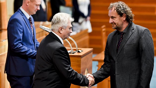 Nově zvolený senátor Přemysl Rabas (vpravo) složil slib předsedovi Senátu Milanu Štěchovi.