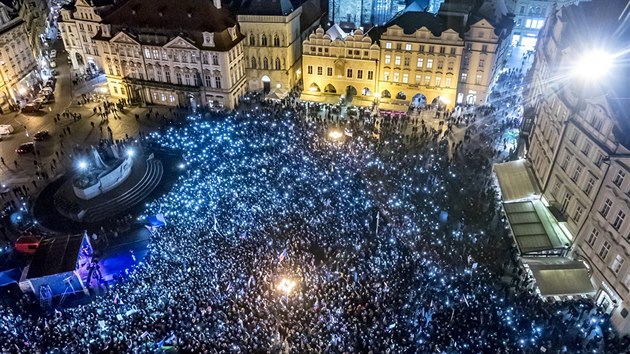 Demonstrace na Staromstskm nmst v Praze v den vro 17. listopadu.