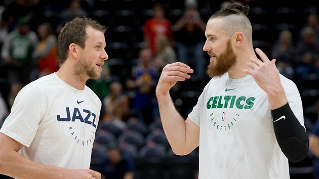 Joe Ingles (vlevo) z Utahu a Aron Baynes z Bostonu se dobe znaj z australsk reprezentace.