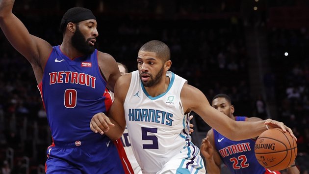 Nicolas Batum (5) z Charlotte to na ko Detroitu kolem Andreho Drummonda.