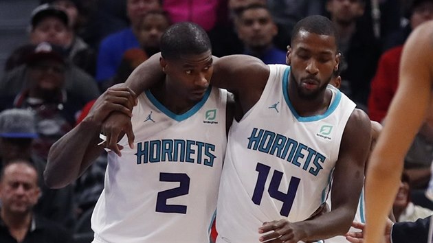 Michael Kidd-Gilchrist (14) z Charlotte se zranil, ze hit mu pomh Marvin Williams.