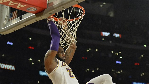 LeBron James se houpe na obrouce, prv rozhodl o vhe Lakers nad Atlantou.