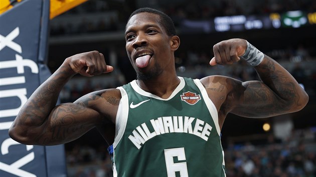 Eric Bledsoe z Milwaukee oslavuje v Denveru.