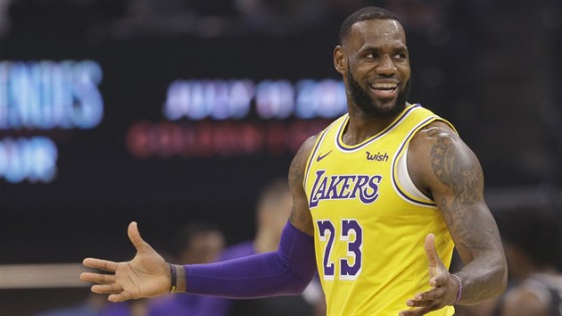 LeBron James z LA Lakers bhem zpasu v Sacramentu