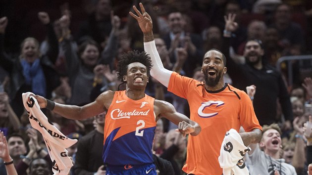 Collin Sexton (vlevo) a J. R. Smith z Clevelandu oslavuj steleck spch proti Charlotte.