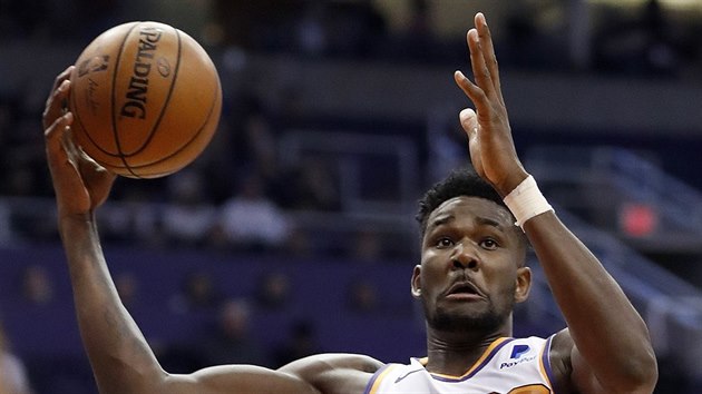 Deandre Ayton z Phoenixu na doskoku v zpase se San Antoniem