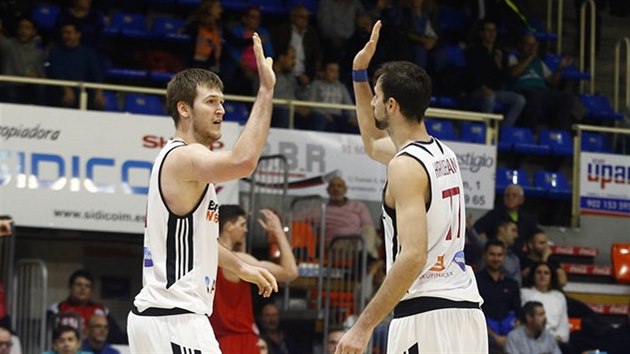 Nymburt basketbalist Martin Peterka (vlevo) a Vojtch Hruban oslavuj v hale Fuenlabrady.