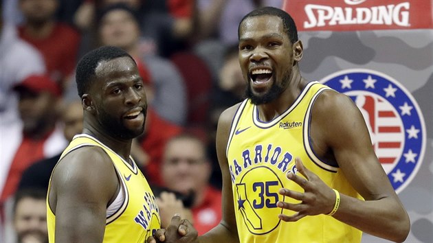 Kevin Durant (35) a Draymond Green z Golden State si bhem zpasu s Houstonem nali as na smvy.