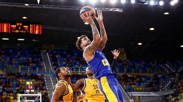 Scottie Wilbekin (v modrm) z Maccabi Tel Aviv zakonuje na ko Gran Canarie.