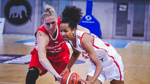 vcarsk basketbalistka Emma Chardonov (vpravo) to kolem esk pivotky Kamily tpnov.