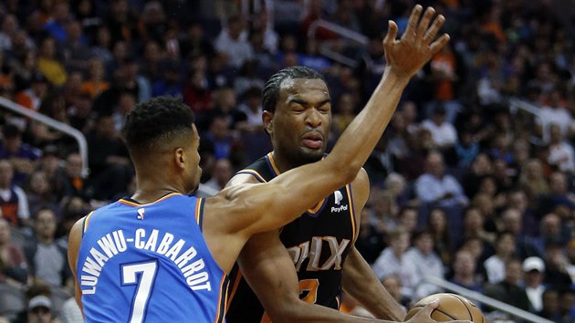 T. J. Warren (vpravo) z Phoenixu to kolem Timothho Luwawu-Cabarrota z Oklahoma City.