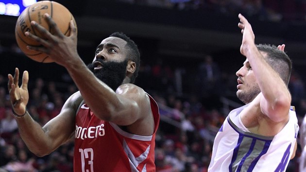 James Harden (vlevo) z Houstonu to na ko Sacramenta, brn ho Nemanja Bjelica.