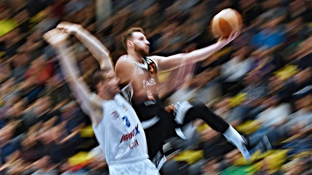 Dnsk basketbalista David ikla (vlevo) se snail brnit Martina Ke z Nymburka.