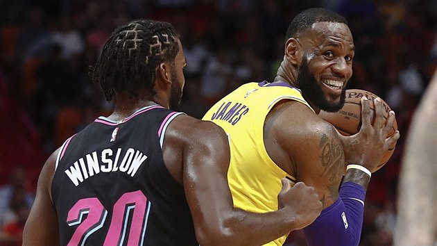 LeBron James z LA Lakers se smje, snad ne obran Justise Winslowa z Miami.