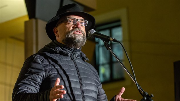 Katolick� kn�z, pedagog a c�rkevn� historik Tom� Petr��ek hovo�� k lidem p�ed Klicperov�m divadlem v Hradci Kr�lov� (17.11.2018).