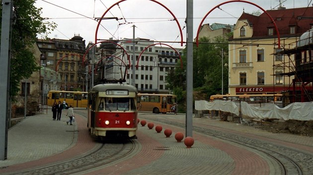Rok 1996, kdy se tramvaje T2 opt vrtily do Liberce. Povimnte si vpravo rozestavnho terminlu Fgnerova od architekta Kotase.