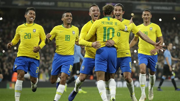 Brazilt fotbalist objmaj Neymara (zdy) po jeho promnn penalt proti Uruguayi v ppravnm duelu.