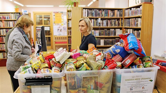 Knihovna Slavoj ve Dvoe Krlov naas nevybr za upomnky penze, ale potraviny.