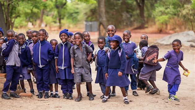 Při návštěvě u školáků v zimbabwské komunitě Tengenenge, jimž Imbrová s dalšími nadšenci platí školné a pomůcky z peněz získaných od dárců.