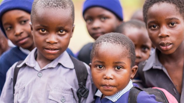 Při návštěvě u školáků v zimbabwské komunitě Tengenenge, jimž Imbrová s dalšími nadšenci platí školné a pomůcky z peněz získaných od dárců.