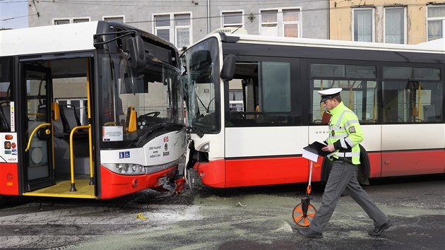 Čelní srážka trolejbusu a autobusu v Předlicích.