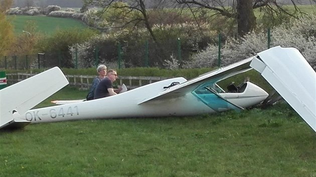 Nehoda sportovnho kluzku. Pilot nezvldl dolett na letit v Plasch na Plzesku a skonil na zahrad u bytovho domu v Rybnici. (21. 4. 2018)