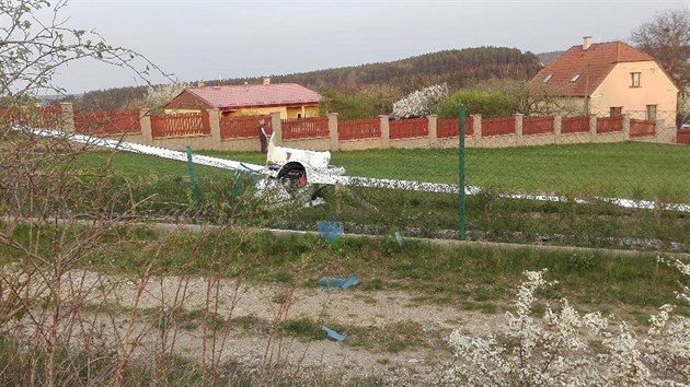 Nehoda sportovnho kluzku. Pilot nezvldl dolett na letit v Plasch na Plzesku a skonil na zahrad u bytovho domu v Rybnici. (21. 4. 2018)