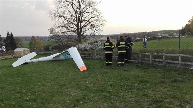 Nehoda sportovnho kluzku. Pilot nezvldl dolett na letit v Plasch na Plzesku a skonil na zahrad u bytovho domu v Rybnici. (21. 4. 2018)