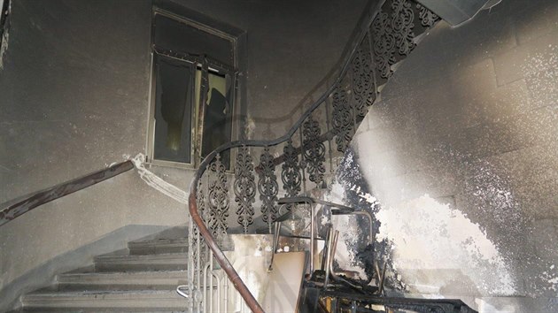 V ter veer bojovali hasii s plameny v bytovm dom v Kollrov ulice v Plzni. Pi poru se ti osoby nadchali koue.