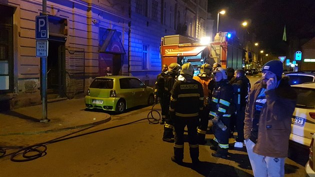 V ter veer bojovali hasii s plameny v bytovm dom v Kollrov ulice v Plzni. Pi poru se ti osoby nadchali koue.