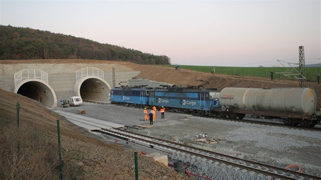 Nov eleznin tunel u Plzn otestoval nkladn vlak. (15. 11. 2018)