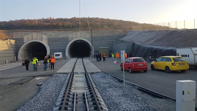 Vlak s cestujcmi, kter jako prvn projel nejdelm elezninm tunelem v esk republice, neuel zjmu fotograf. (16. listopadu 2018)