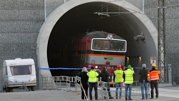 První vlak s cestujícími, který projel nejdelším železničním tunelem v České republice. (16. 11. 2018)