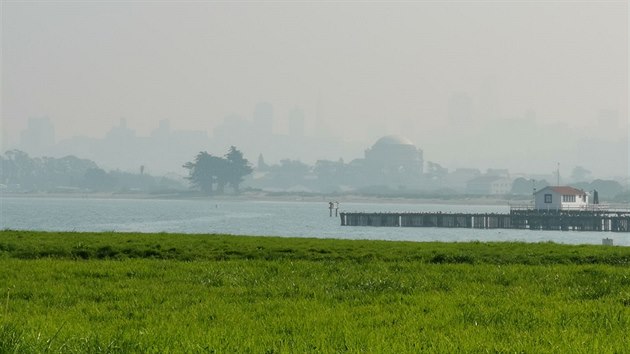 San Francisco kvli porm v Kalifornii zahalen do smogovho oparu.