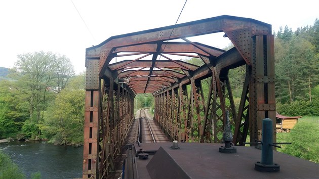 Vlak na trati 195 mezi Rybnkem a Lipnem nad Vltavou pejd ocelov most pes Vltavu pod Vym Brodem.