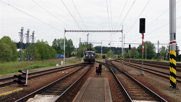 Lokomotiva 210.045-1 objd vlak ve stanici Rybnk ped vkonem na trati 195 mezi Rybnkem a Lipnem nad Vltavou