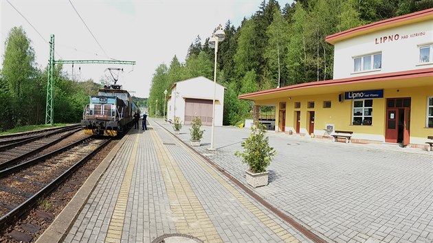 Lokomotiva 210.045-1 ek ve stanici Lipno nad Vltavou na trati 195 na jzdu do Rybnka