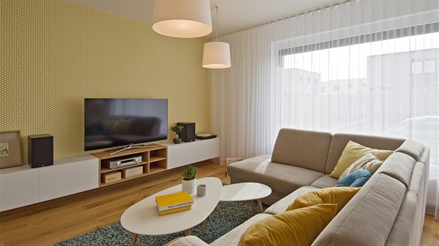 Celý interiér je zařízen volně stojícím i vestavným nábytkem v bílé barvě s doplňky v dekoru dubového dřeva, žluté, modré a šedé. 
